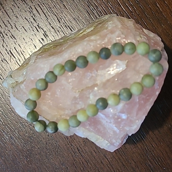 Natural Jade bracelet healing properties cool touch Anthropologie bracelet green - Picture 3 of 3